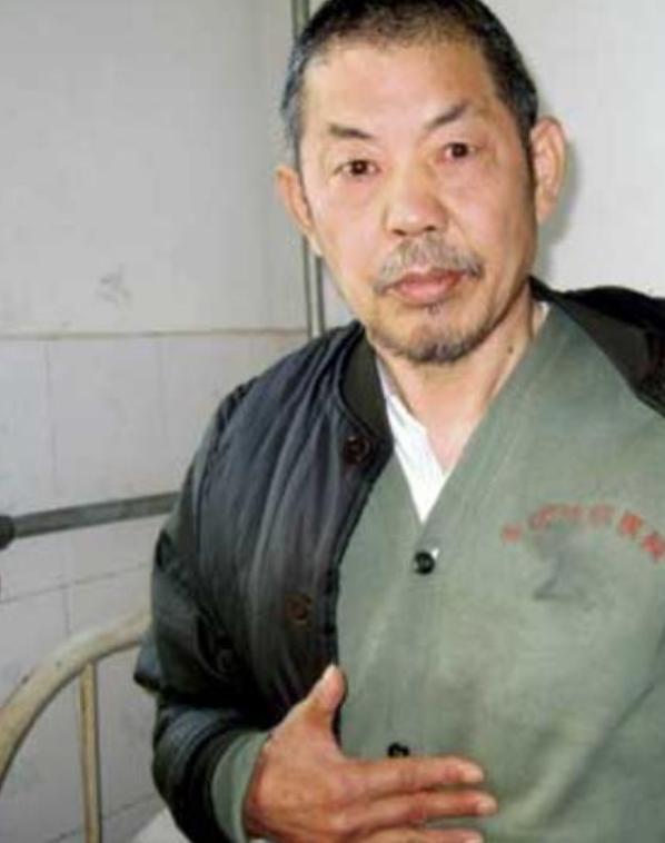 河南村民徐林东就因为帮残疾女邻居写了几封维权信，走在路上突然被硬生生拽上车，直接