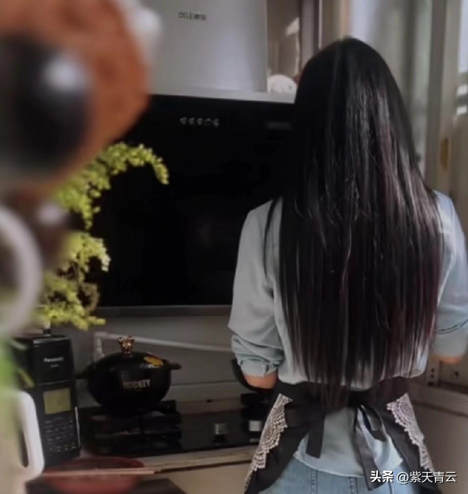 日子慢慢过，心慢慢静。
不追不属于自己的光，
只守好眼前的暖与日常。
平凡里藏着