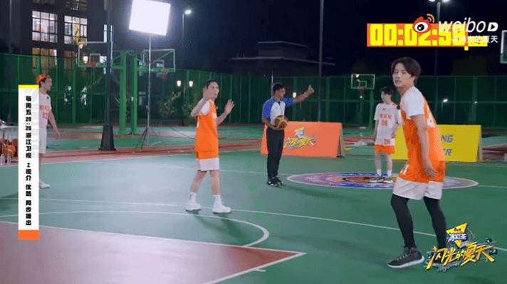 #伯远专注野性防守三十年#在本期《闪光的夏天》少年们激情的篮球比赛中，自称体力比