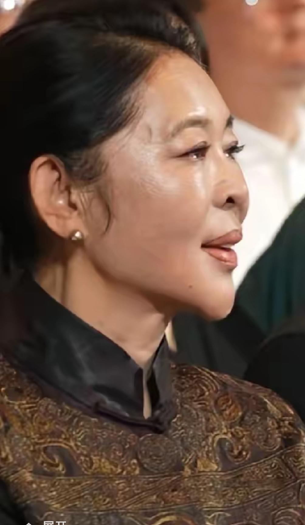 再次看到倪萍感觉又变样了，没想到这么聪明的倪萍，也难逃医美魔咒，感觉嘴唇和下巴应