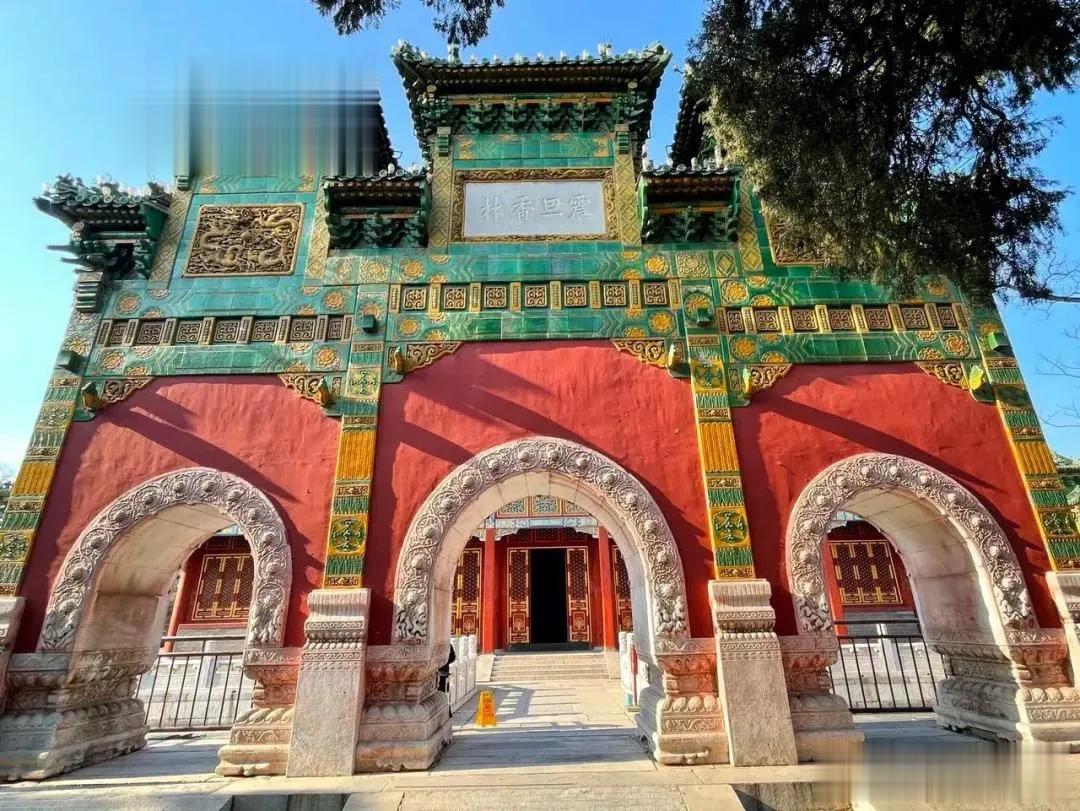 牌坊，又名牌楼，是我国一种兼具礼仪性和装饰性的建筑。牌坊多见于纯石木结构，在现存