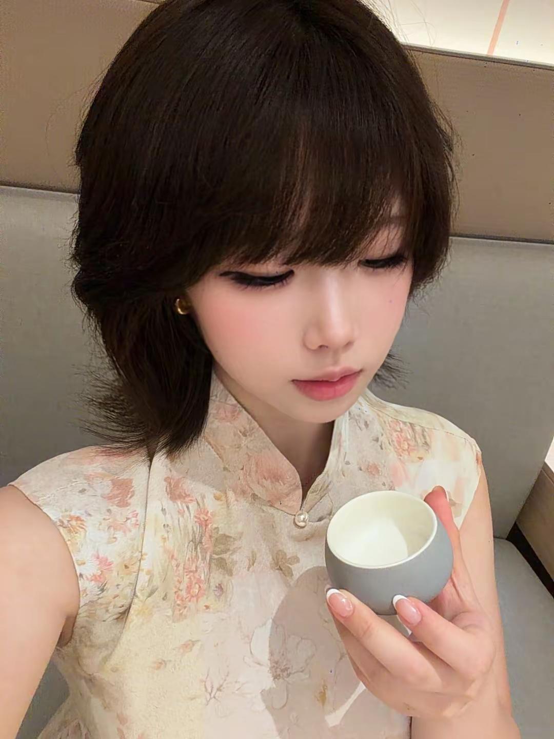 她留短发 淡的妆 身上茉莉花的香。