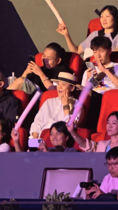 毛阿敏来看齐豫演唱会了毛阿敏现身齐豫上海演唱会毛阿敏来齐豫上海演唱会现场啦，《歌