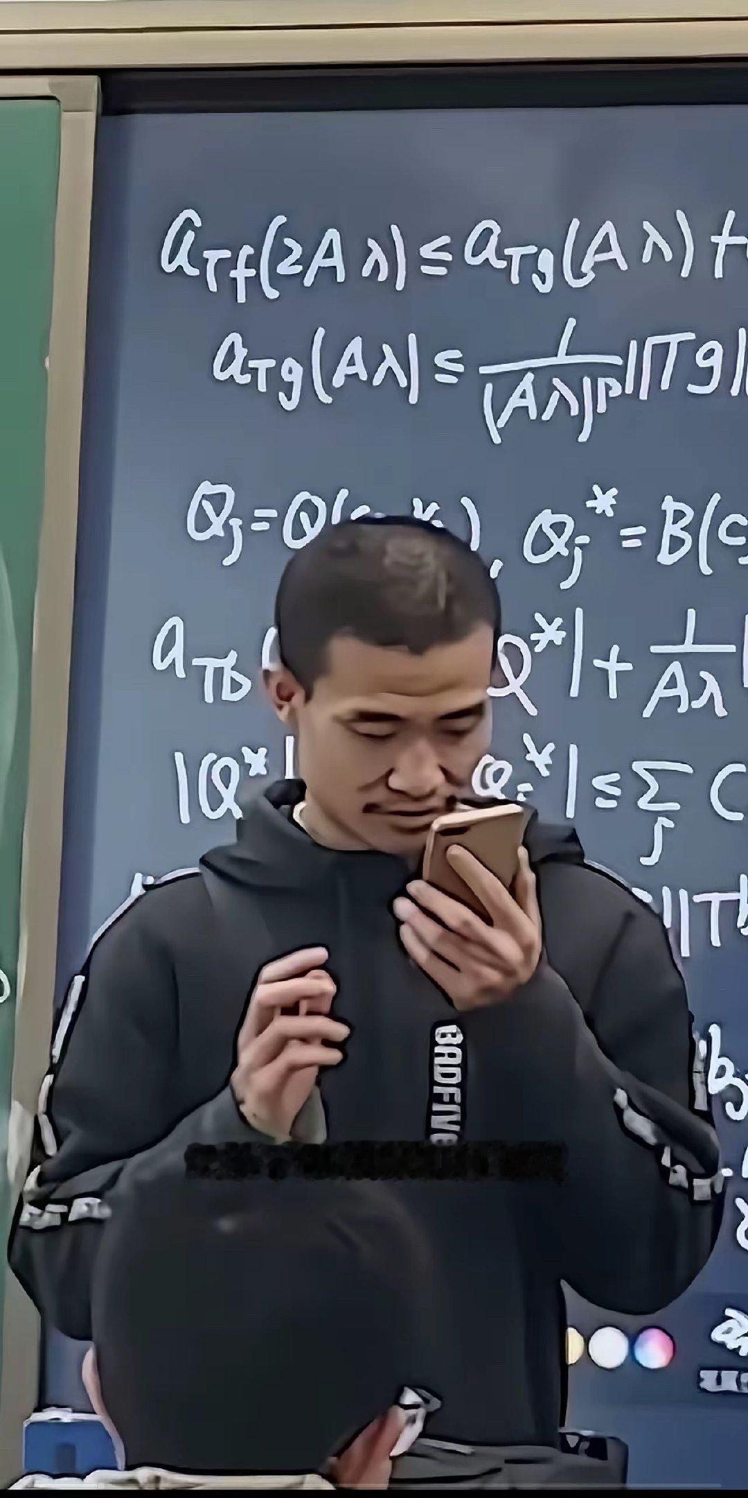 韦神是上天派来的帮助我们攻关科技的稀有人才，他给学生上课讲的是核武器方面的知识，