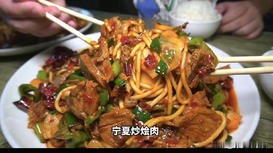 做宁夏炒烩肉的老饕都知道，正宗的魂全在那勺不抢戏但提味到骨子里的香料里，不是堆料