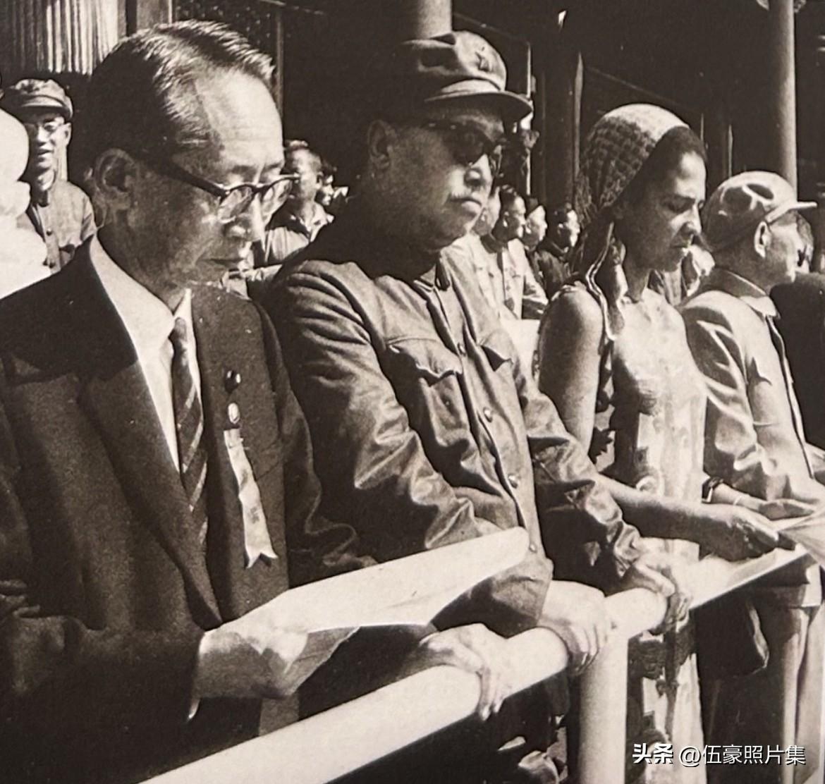 1966年10月1日，国庆庆典在天安门广场举行，上午10时，贺龙等党和国家领导人