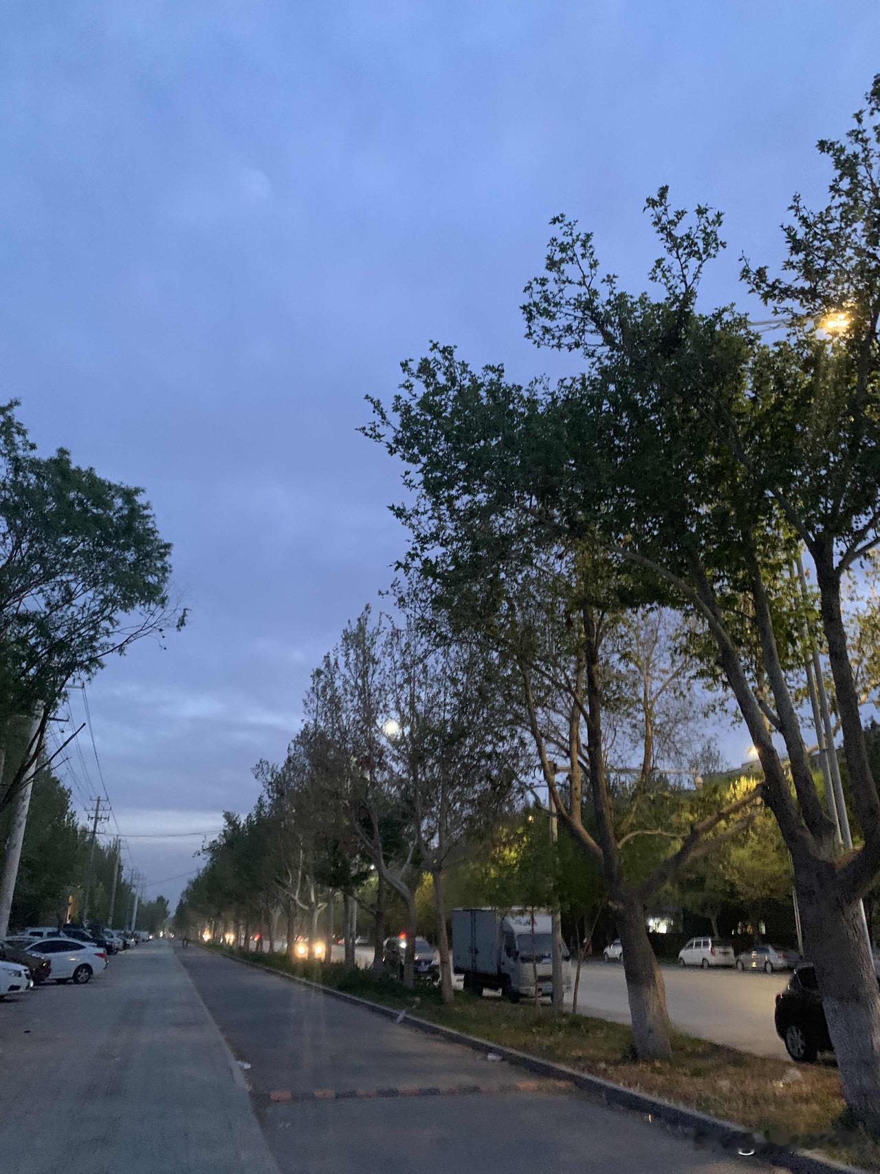 夜跑打卡，今天妥妥的8公里，每天晚上保持优良的锻炼习惯，夜跑，跑出健康，跑出人生