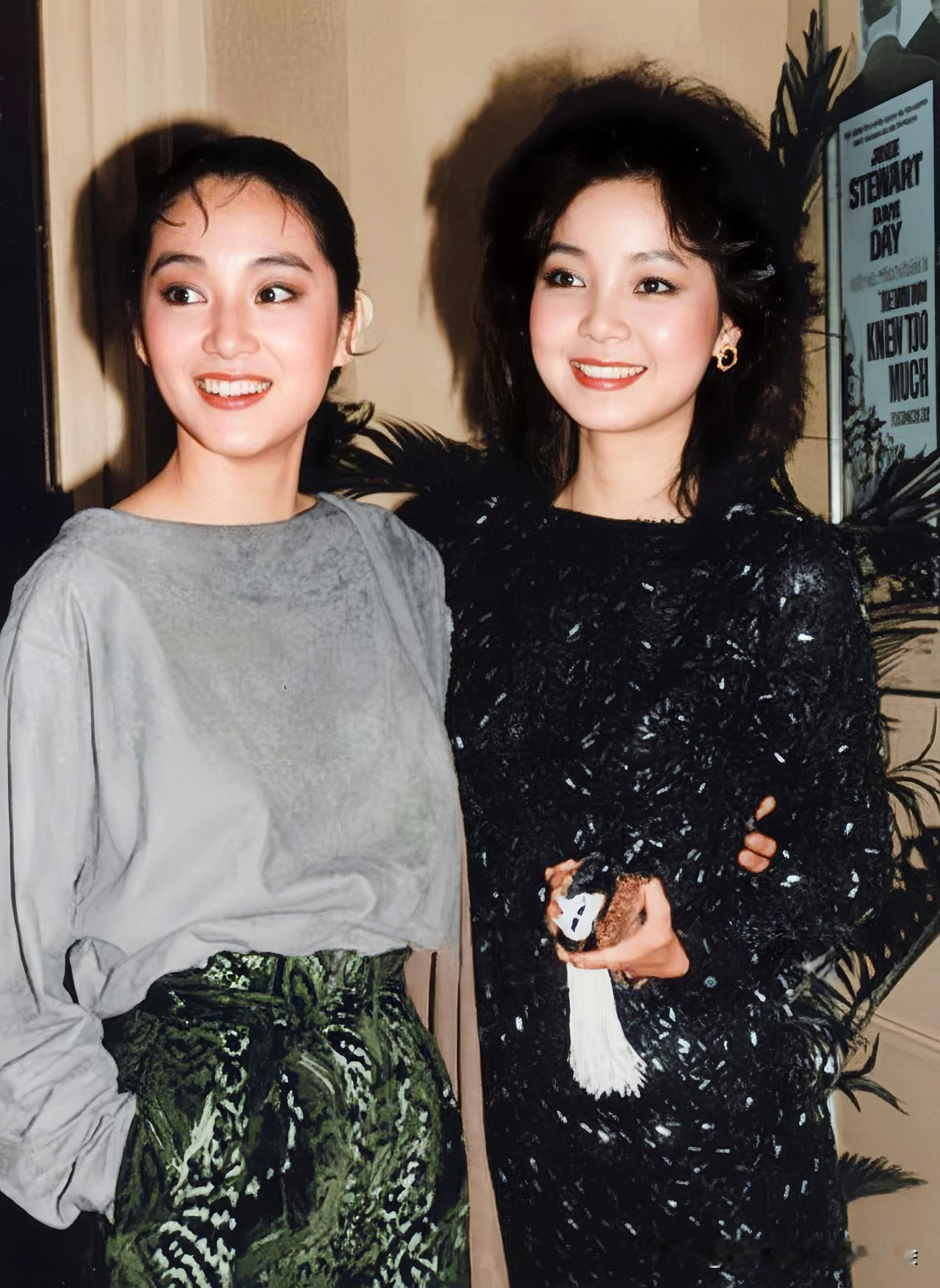 这是1983年一代女神林青霞与甜歌皇后邓丽君在香港富豪酒店留下的一张老照片，当时