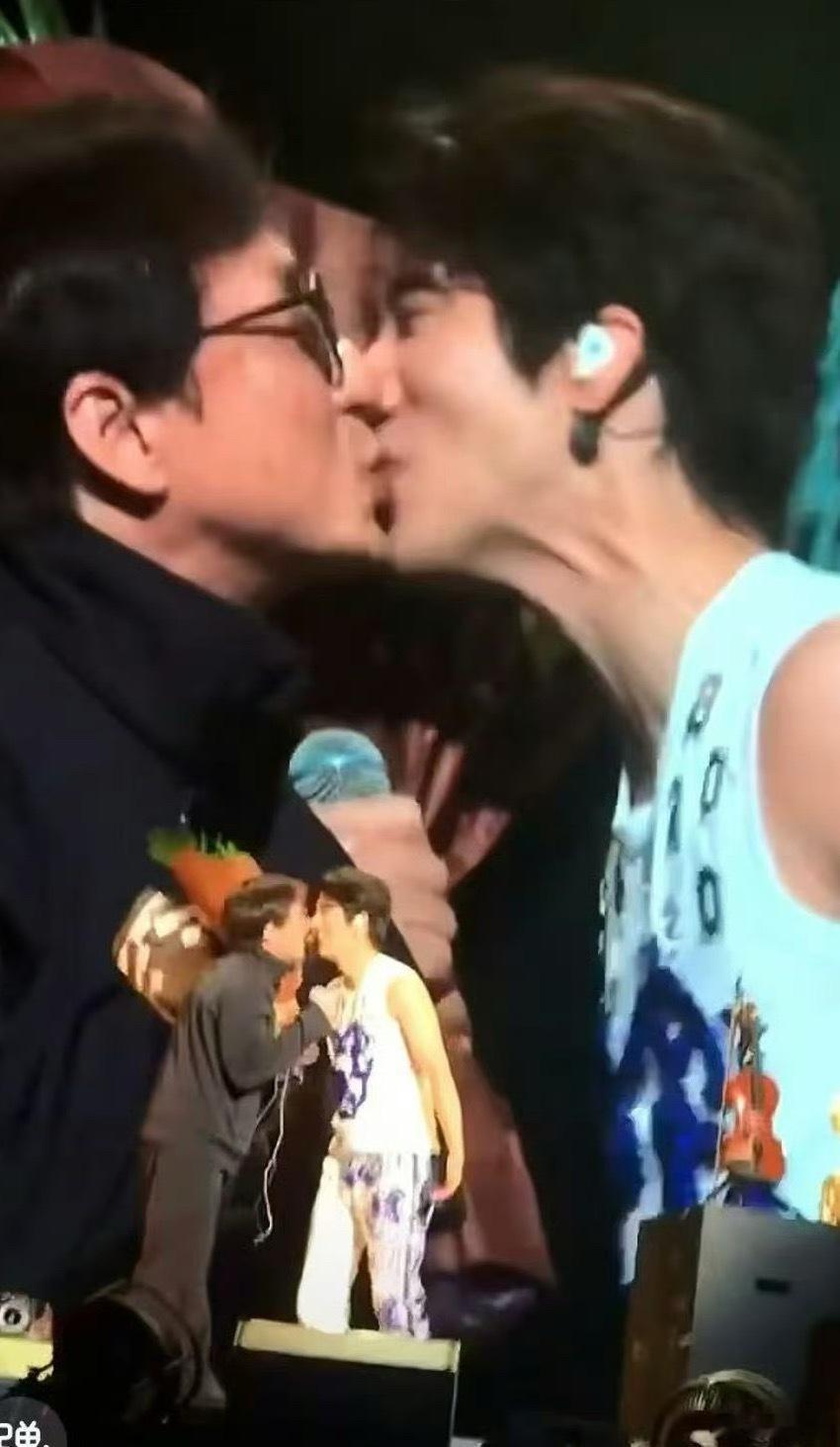 成龙王力宏亲了😱这已经不是第一次亲了，两人什么时候这么熟了啊！虽然两位都很好，