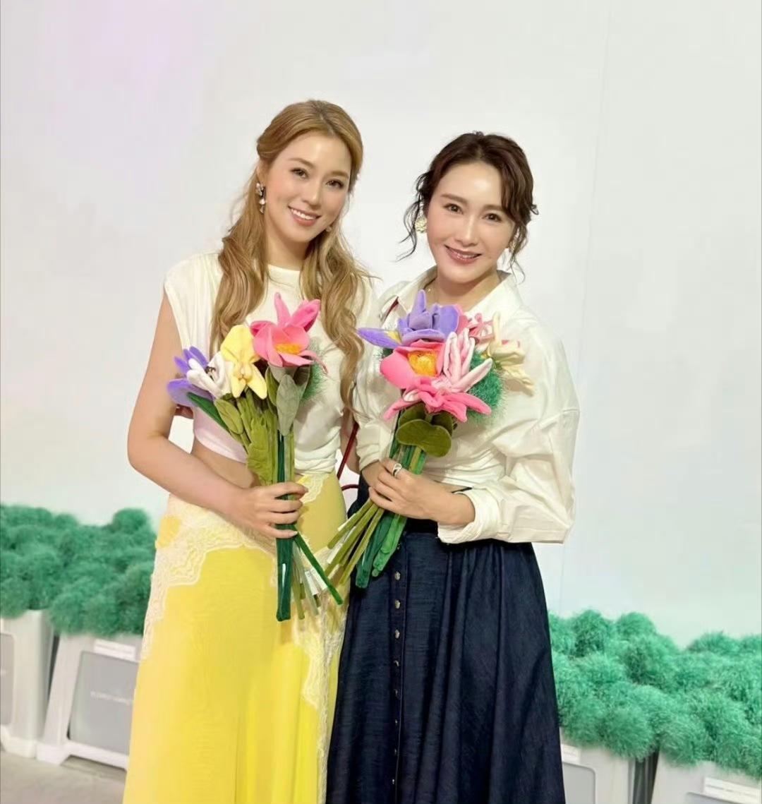 黎姿和徐子淇同框出席活动，贵妇们额头都好饱满。 ​​​