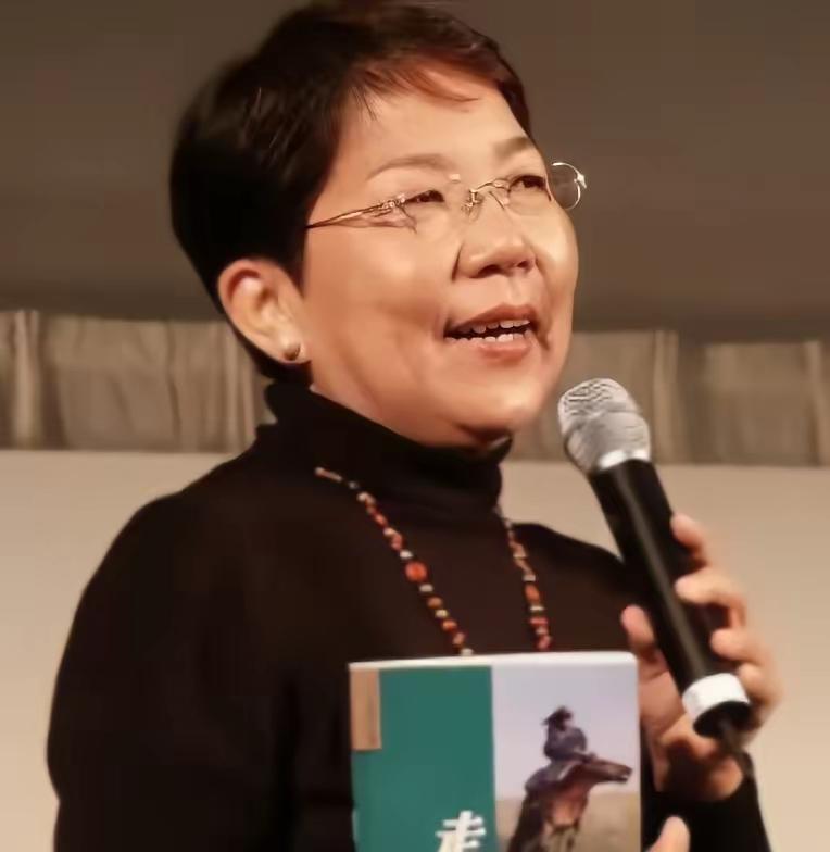 王铎：席慕蓉认为《愚公移山》就是狂妄自大，对么？

问题是，席慕蓉是个台湾作家，