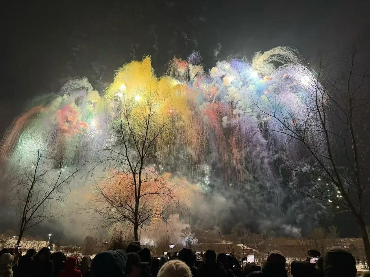 这一刻的绚烂，是人间最值得的浪漫。正月十五，这一场盛大的烟火秀，是献给团圆最好的