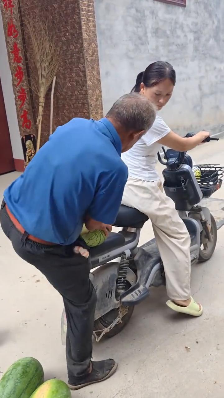 爸你先起来，扭朝后坐上面。