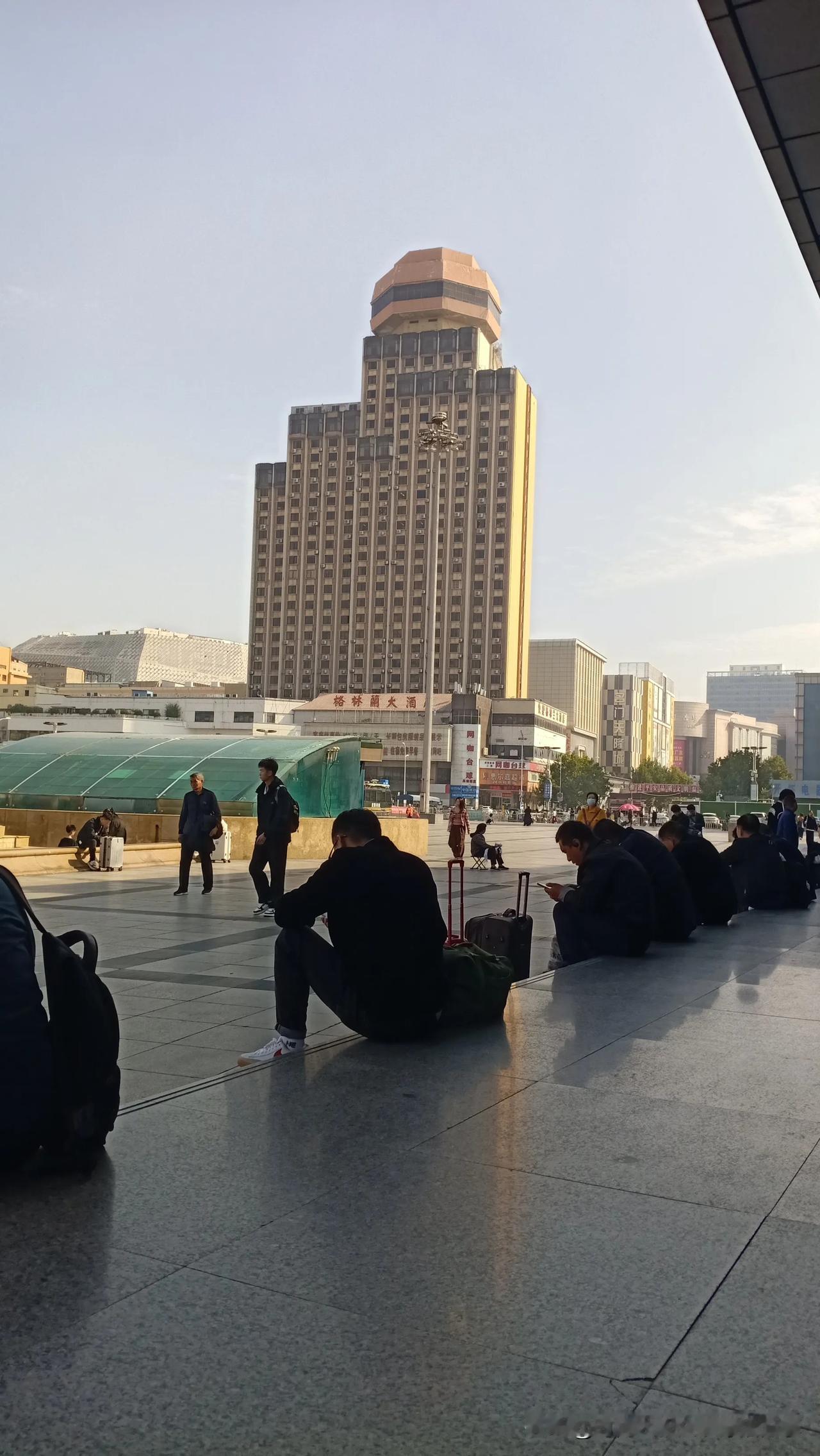 这里是郑州火车站外面的广场，我在外面等火车去开封，四点多的火车还有几个小时，不想