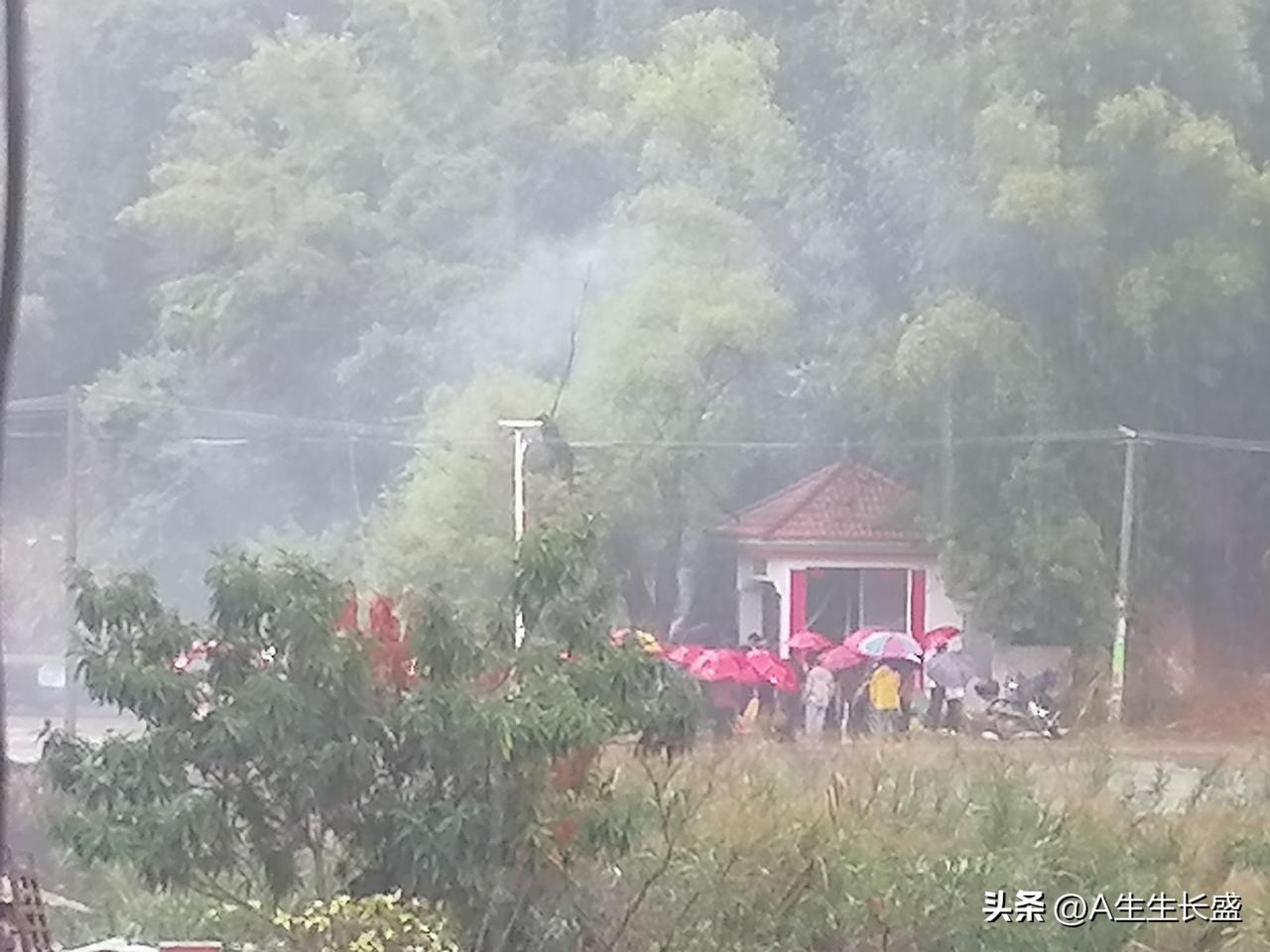 新年生活图鉴宗亲们冒着大雨举行升灯仪式，鞭炮一响花灯徐徐升起，寄望新的一年添丁发