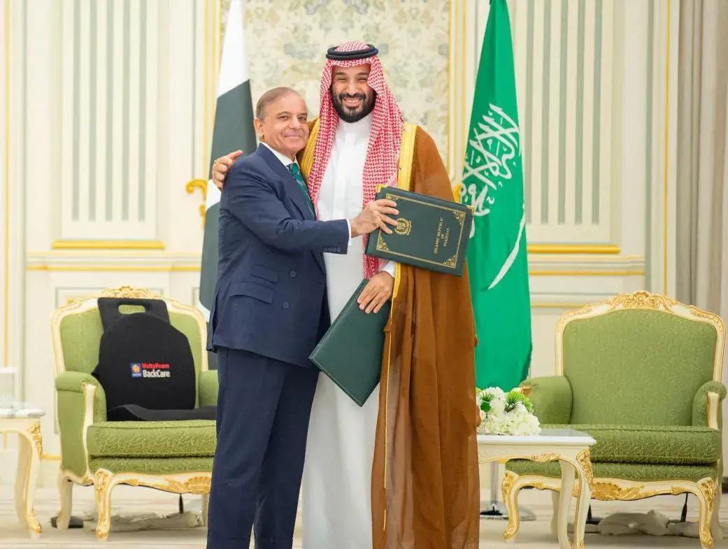 历史第一次！12个穆斯林国家联手围堵伊朗，中东彻底变天了

真的变天了。

就在