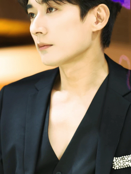 刘学义故事感完成度全靠眼刘学义这直接焊死“镜头杀 手”头衔！怼脸大特写眼神 杀暴