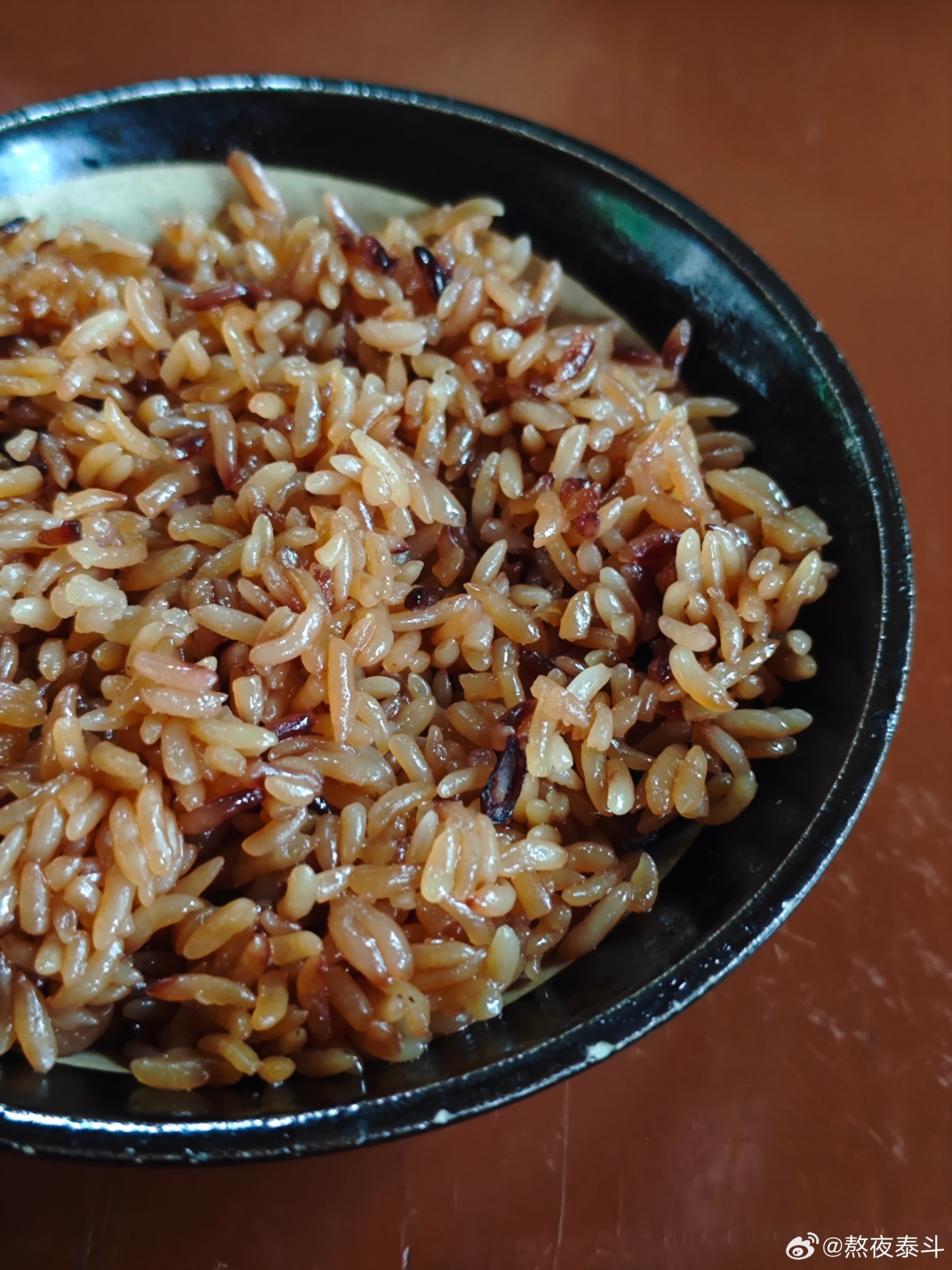 自助农家乐谁吃过，一个人15元吃到饱！黑豆米饭加四个铁锅炖菜，两个小菜，一个包谷