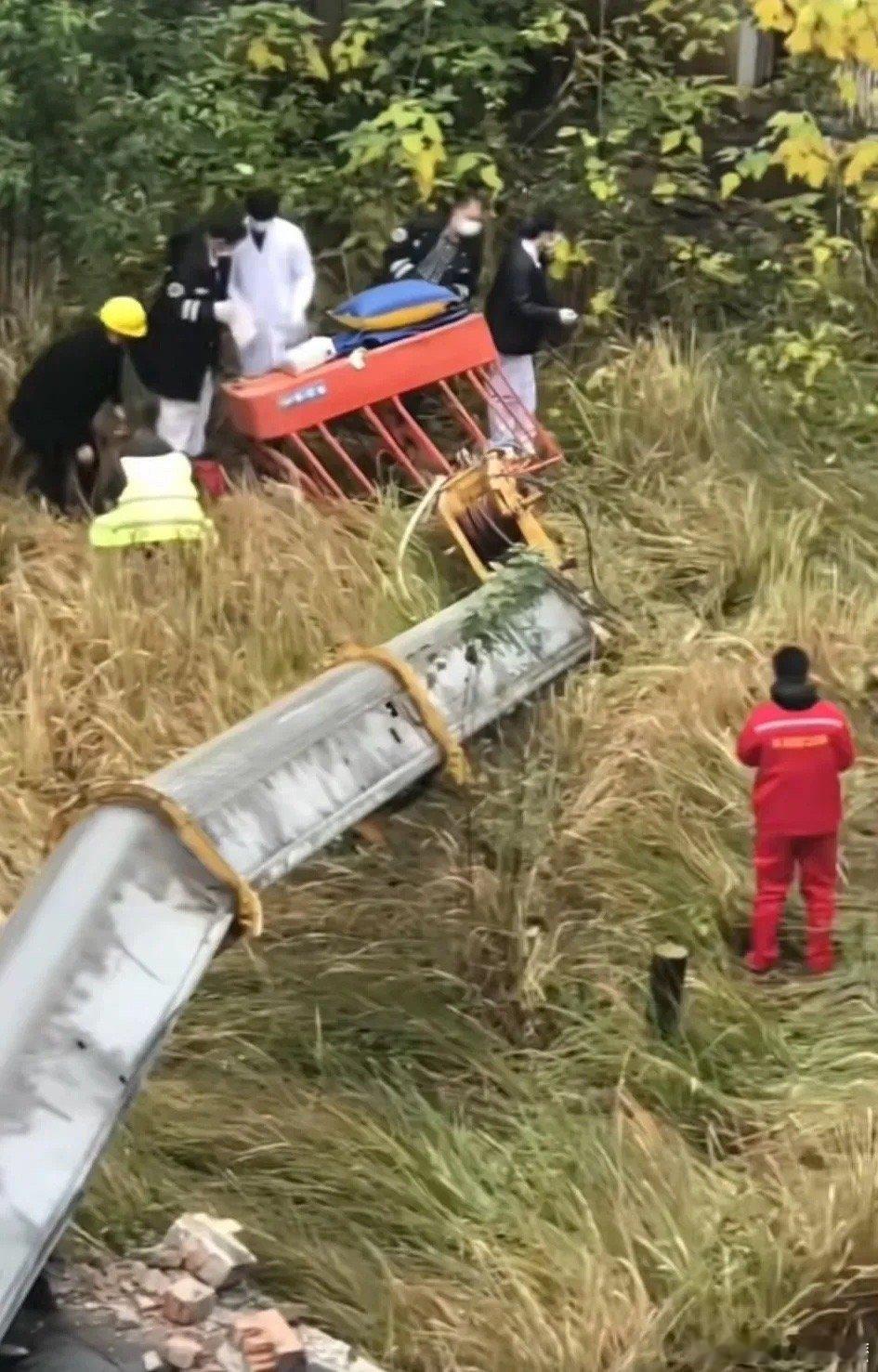 遇难者家属发声了，说是才29岁接的切割1.2万，命也搭进去了吊车属于特种车辆，也