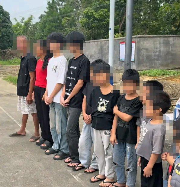 广西钦州这对结婚22年生13个娃的夫妇，最近真的刷爆了社交平台。8男5女的配置，