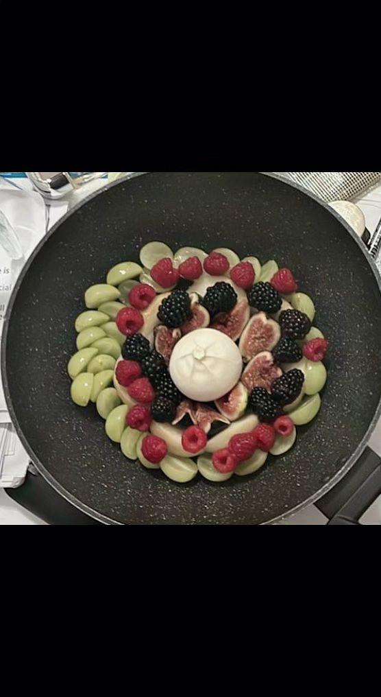 🍴果蔬围出的小宇宙，中心藏着云朵般的温柔☁️。生活本该这样，一半烟火一半诗意✨