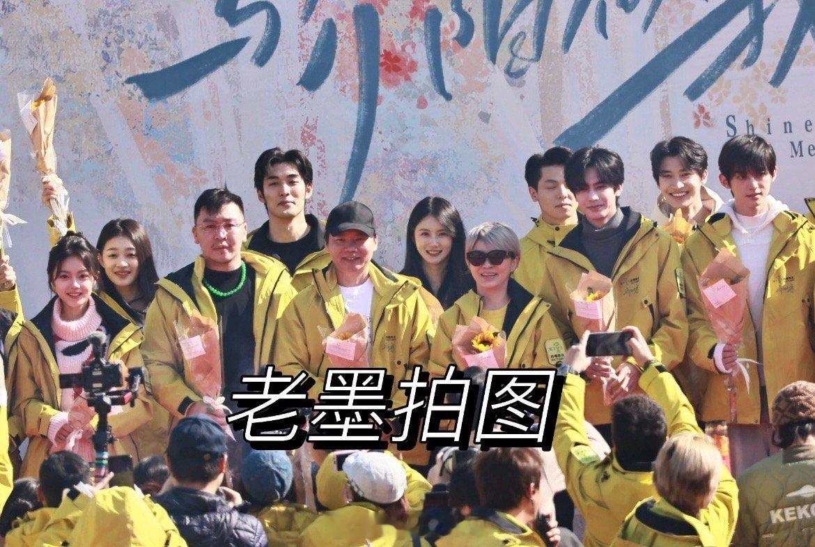 赵今麦宋威龙开机同框路透  好养眼 