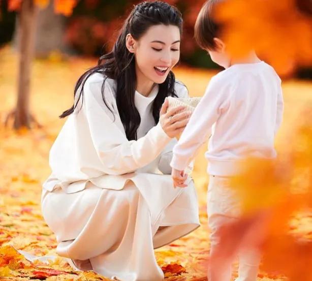 发生了许多有关张柏芝小儿子身世的传言。但不论是谁，这个混血儿童的颜值还是吸引了很