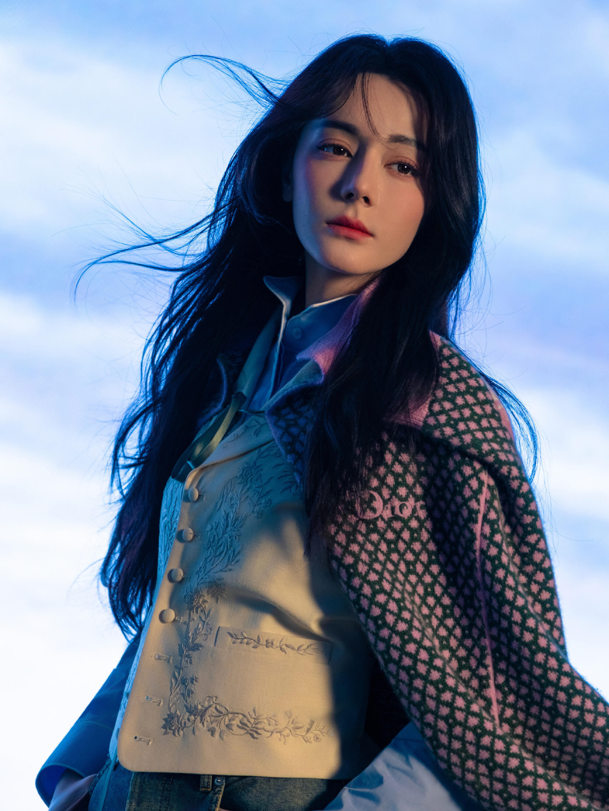 刚打开微博就被迪丽热巴时尚芭莎开年刊美到了