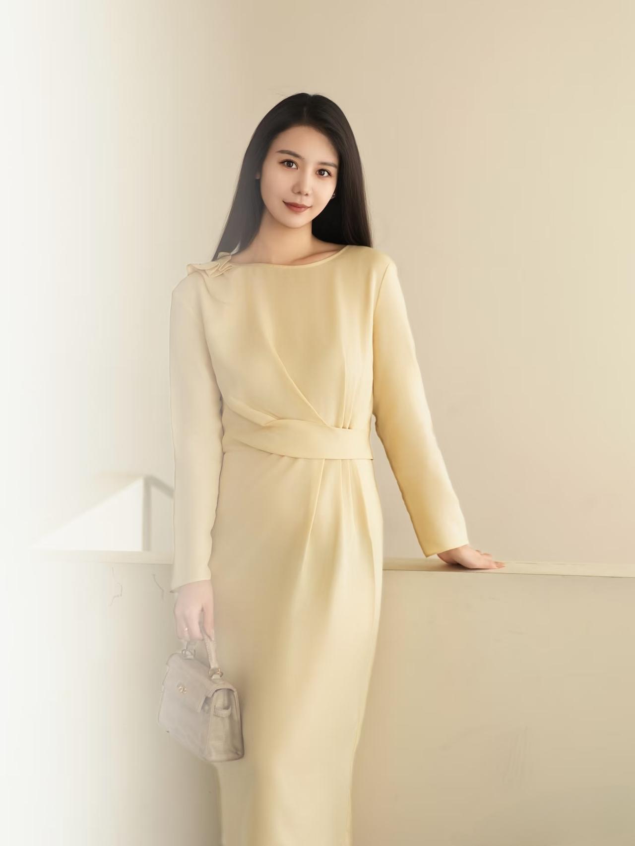 什么样的穿搭可以成为气质女神?简单的服饰和淡淡的妆容，优雅知性的黑色长发！