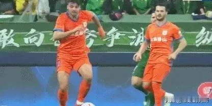 足协裁判评议引争议，球迷不满吹罚标准
 
中国足协公布新一期裁判评议，判定北京国