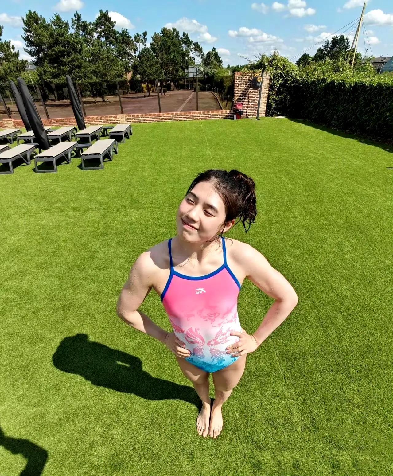 这个拍摄角度下的张雨霏好娇小，好可爱。这微眯的眼睛，微笑上杨的嘴巴，在配上这么可