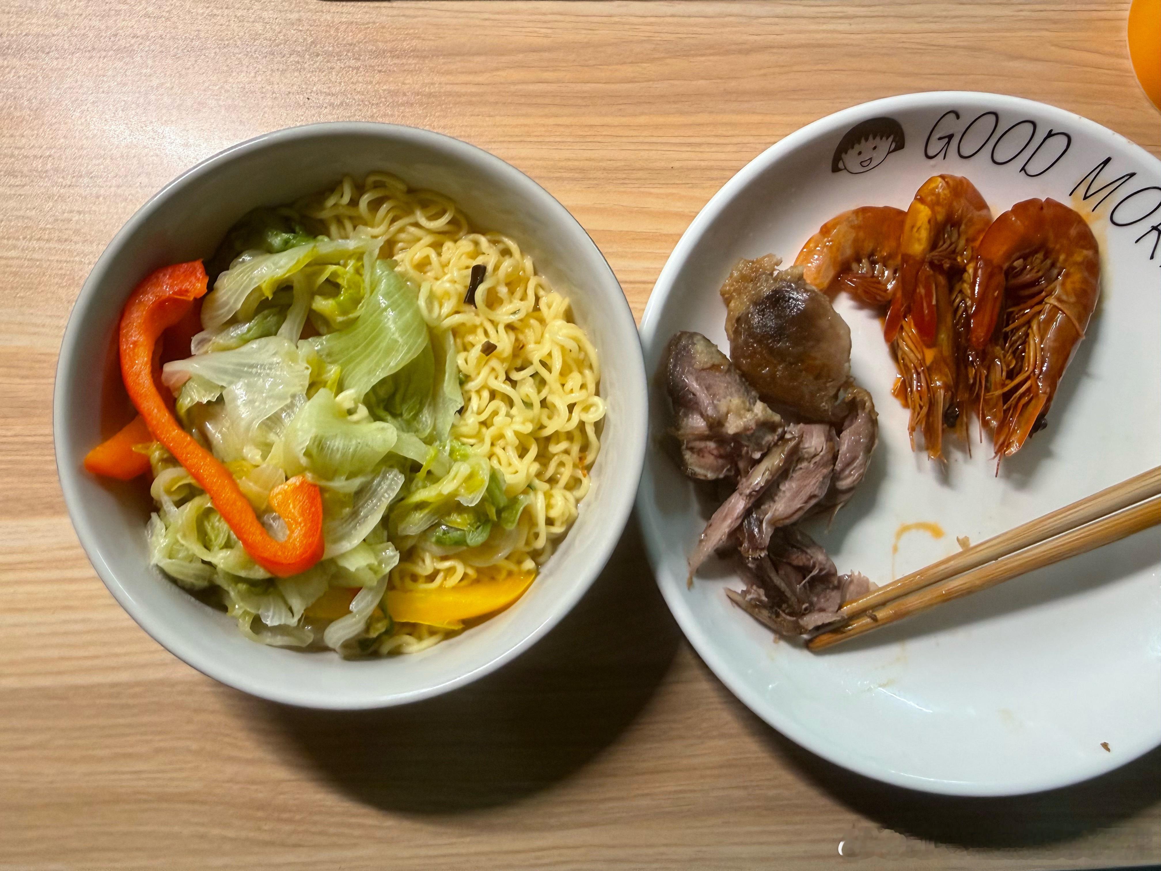 今日食谱（omg在干什么啊～～～😧1个牛肉烧饼  400大卡1根冰棍  50大