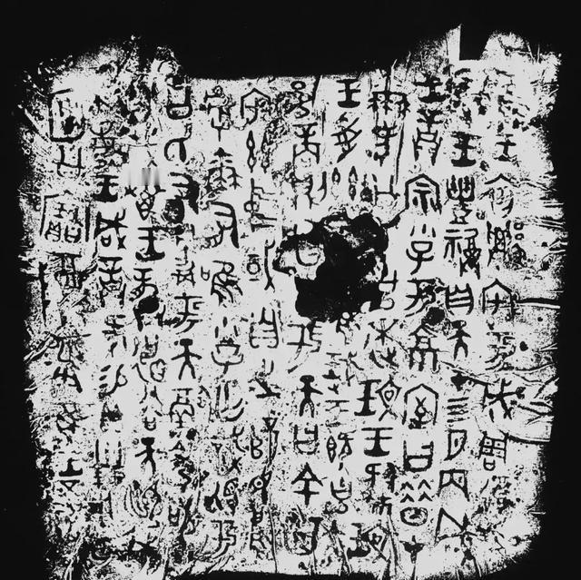 1975年，一顶铜尊即将被送往日本展览。出发前，专家马承源突然被它奇特的造型所吸