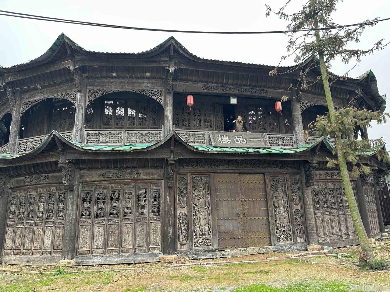 青砖黛瓦，戏台高筑，一品楼聚集石雕、木雕、砖雕，述说着清中期的风月与故事，都刻进