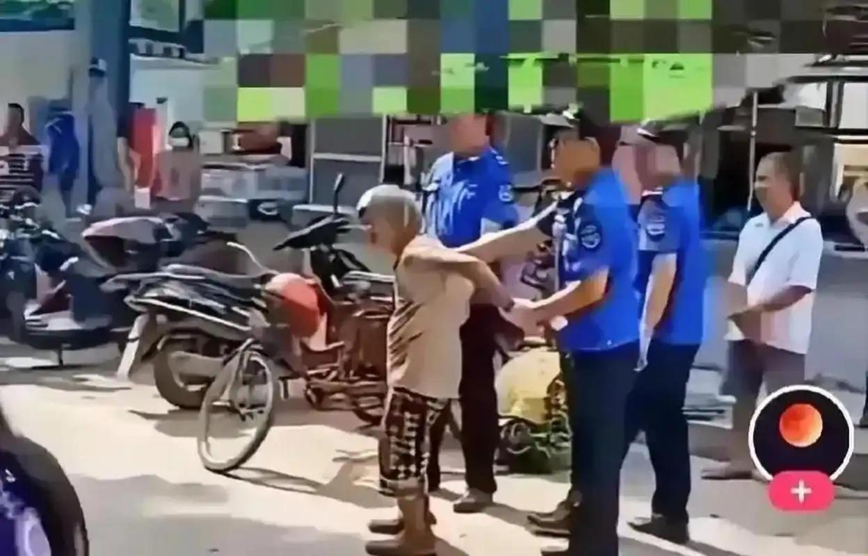 福建老人被城管推搡后离世这一事件令人痛心，也引发了诸多思考。

从事件本身来看，