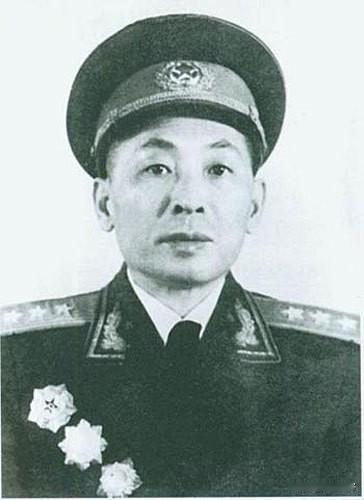 1975年上将叶飞到杭州，执意要见一个女干部，省委书记查无此人，找到后叶飞却含泪