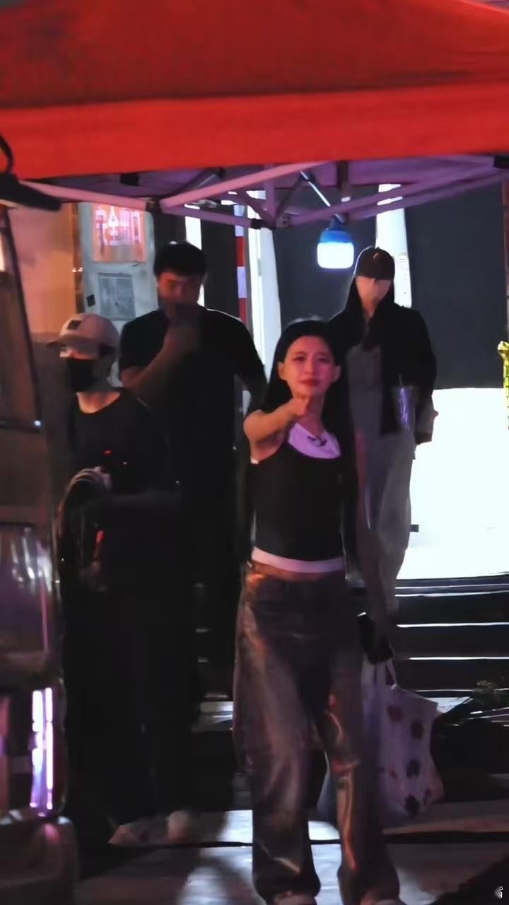 孙怡小嘴巴闭起来 孙怡用手势传达的信息量，比她说十分钟的话还多，翻译过来就是：安