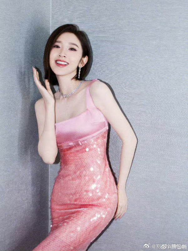 看浪姐直播变唐艺昕走路粉了谁看浪姐直播不被唐艺昕圈粉！粉色长裙亮相气质超绝，甜美