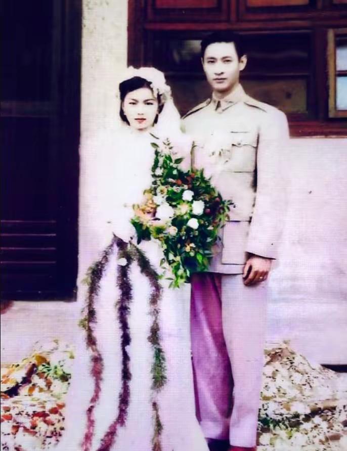 这是程元和妻子朱瑞镕的真实样貌，都看看吧，夫妻俩是自由恋爱，婚后非常的恩爱。
