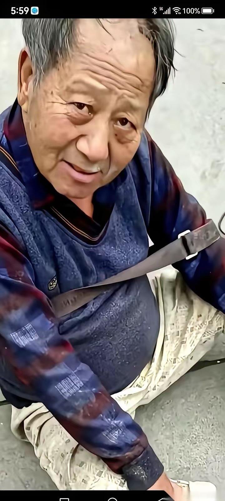 两年前，他还是个西装革履、前呼后拥的董事长。现在，他蜷在街角，头发乱得像一团草，