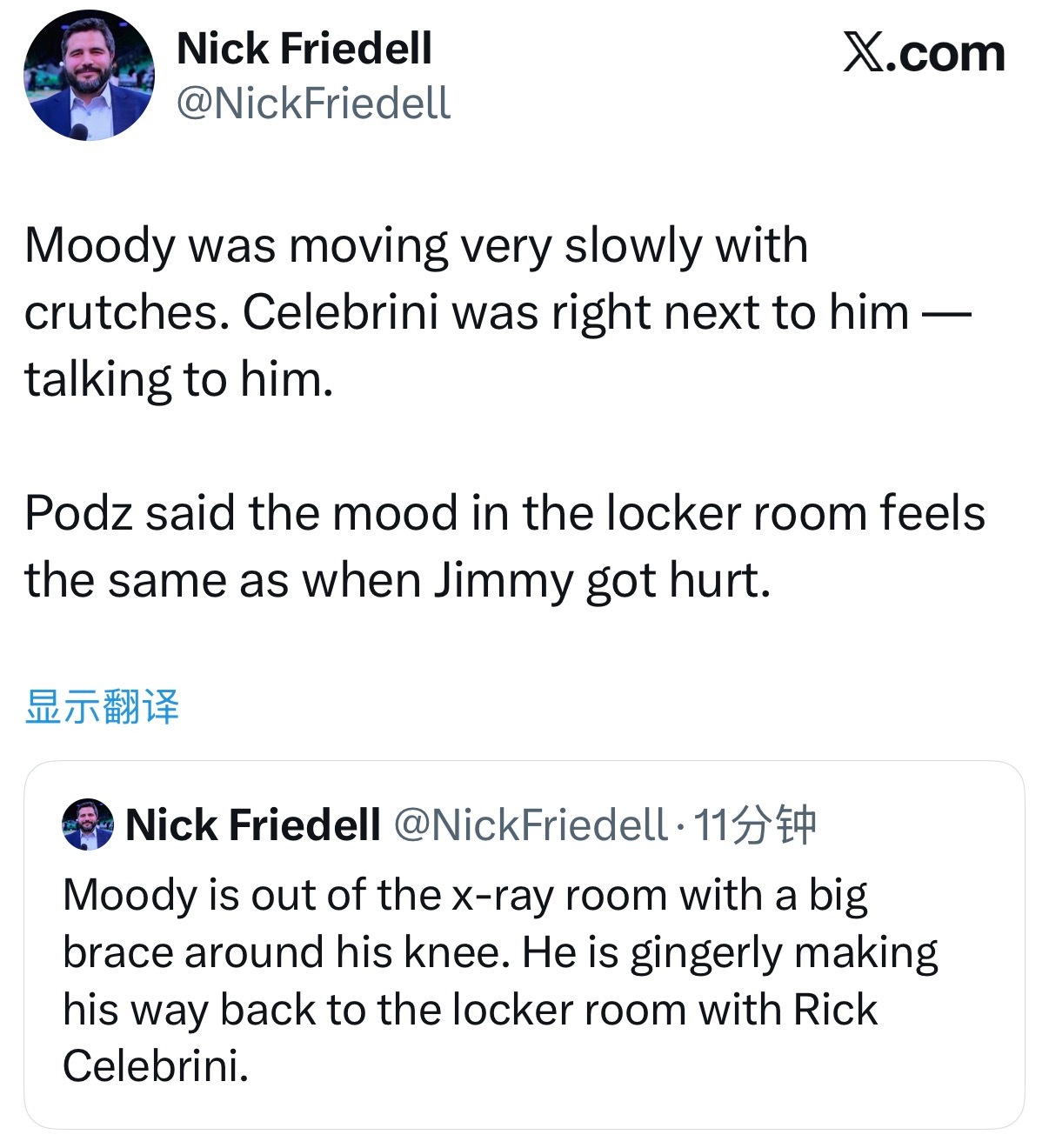 穆迪膝盖上戴着厚厚的护具，从X光室出来了，一瘸一拐地往更衣室走去。穆迪拄着拐杖，