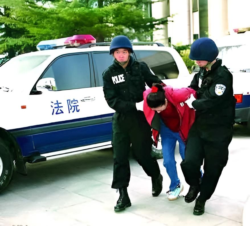 2004年，在听到自己的死刑宣判后，女毒贩马秀琴吓瘫了。

庭审结束后，马秀琴已