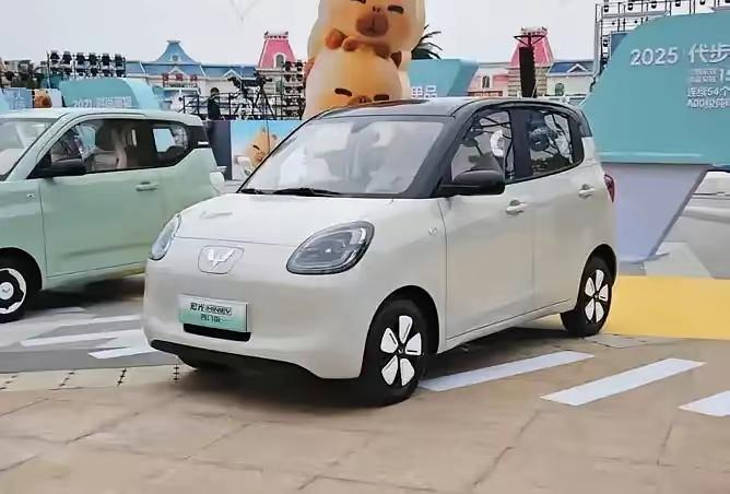 五菱缤果新车才6万多起售价，一款五门四座纯电动轿车，官方指导价为5.68万元-8