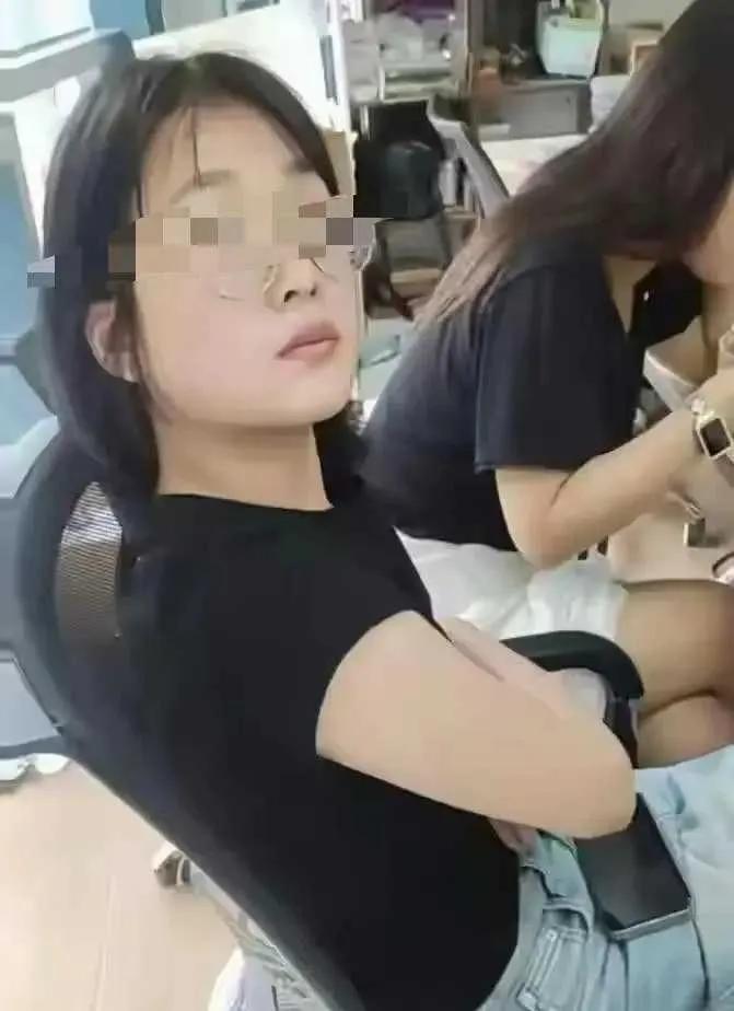 网传这个白嫖外卖的女子被公司停职了。
为了这二三十元的外卖，搞得里外不是人。当初
