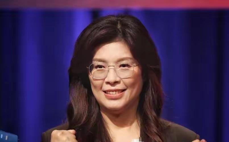 孙中山的曾侄女孙雅丽，给了郑丽文一份礼物。

不是什么价值连城的古董，也不是一幅