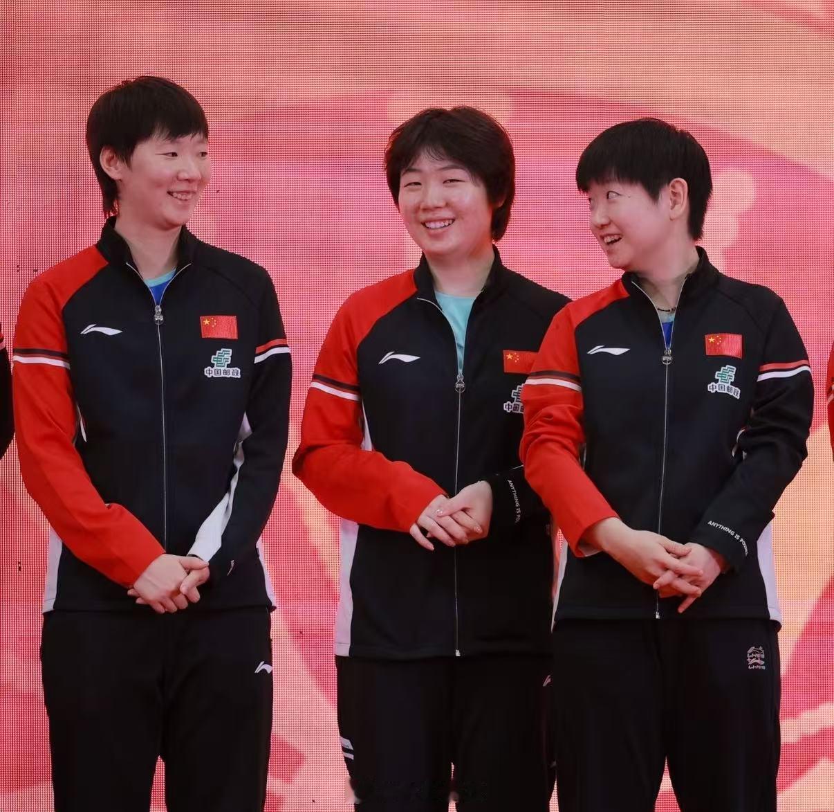 孙颖莎王曼昱蒯曼聚餐国乒姑娘们相聚聚餐，赛场外的三人卸下训练和比赛的疲惫一起吃美