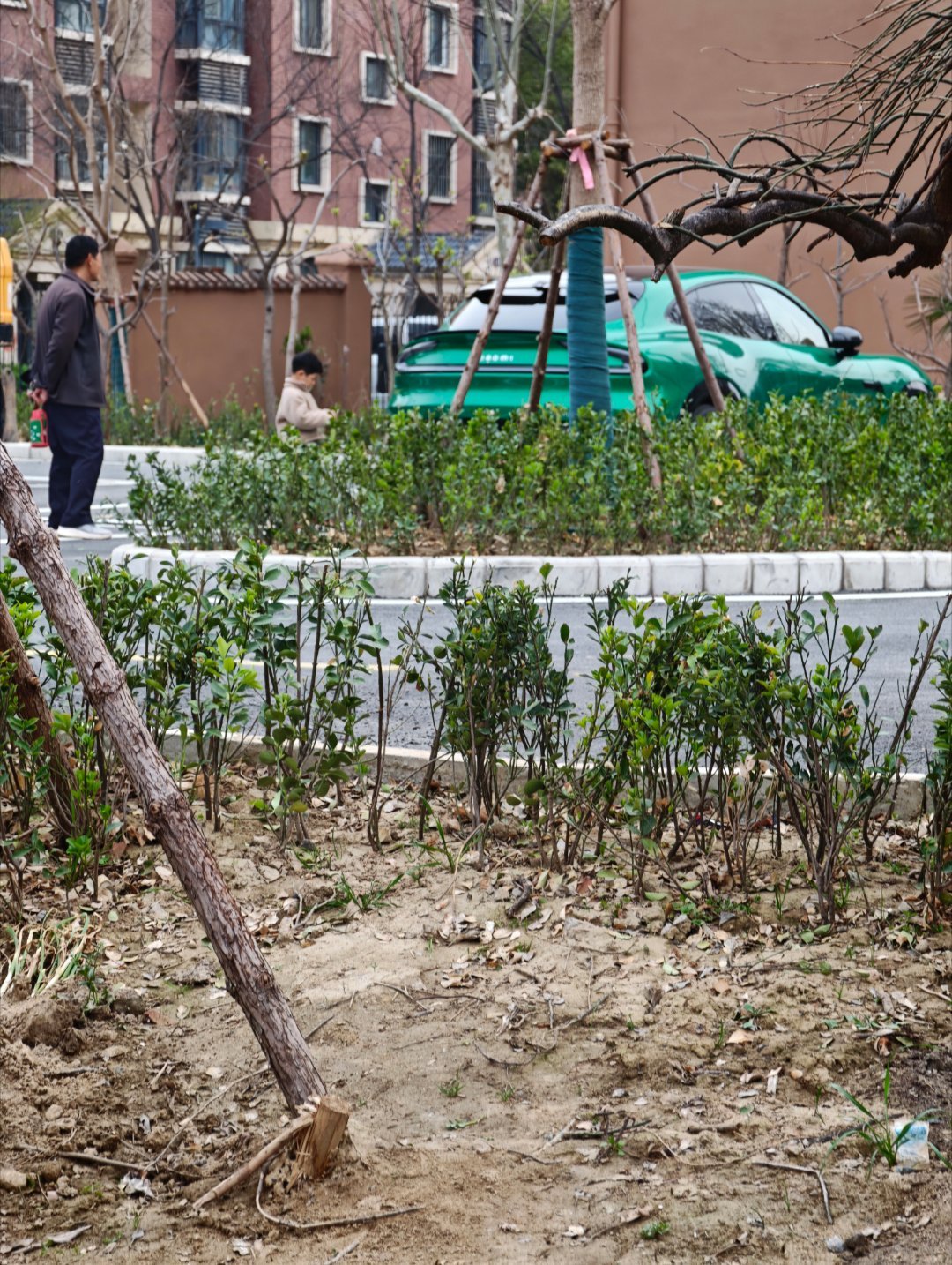 刚刚办完事过来开车，看到一个老大爷带着两个小孙子围着我的yu7两个小孙子给老大爷