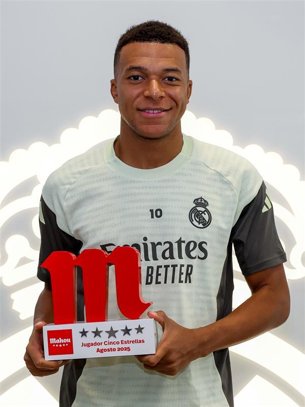 姆巴佩领取皇马8月最佳球员奖。⭐️halamadrid ​​​