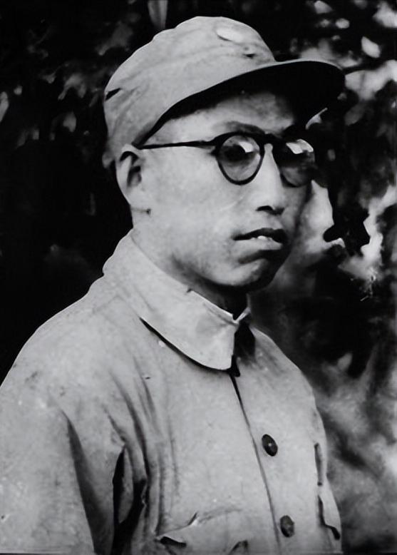 1938年夏，八路军115师344旅欢送宴。

朱德端起酒杯，向全场提议："为新