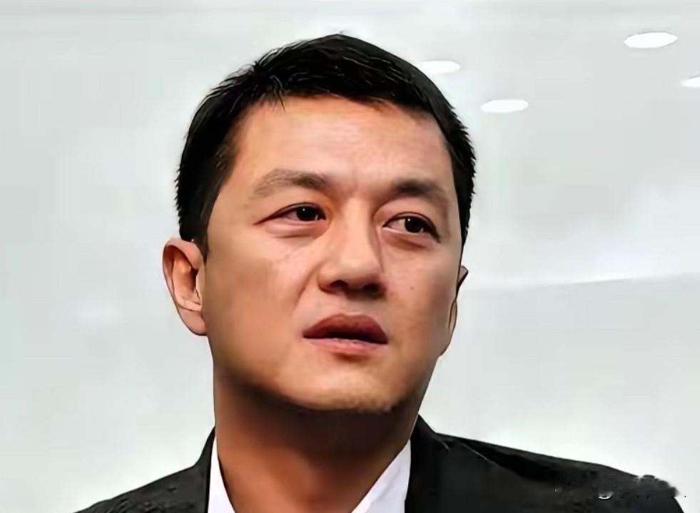 李亚鹏做公益，到底图什么？

半年前，嫣然儿童医院还贴着欠租2600万的强制腾退